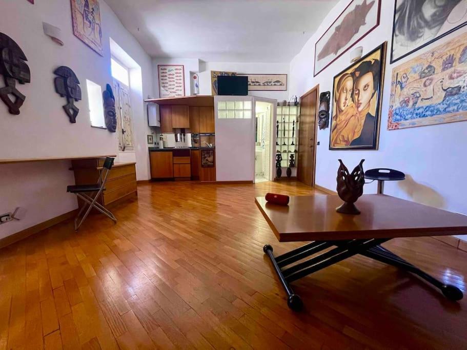 ローマOur Arty Flat In Montiアパートメント エクステリア 写真